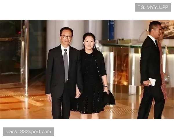 伏明霞这张生活照,金牌女王和隔壁阿姨同框,笑到不行 伏明霞这张生活照,金牌女王和隔壁阿姨同框,笑到不行